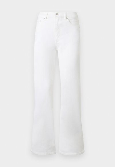Άσπρο τζιν παντελόνι υψηλής μέσης με φαρδιά μπατζάκια, κουμπί μπροστά, φερμουάρ κλείσιμο και τσέπες μπροστά και πίσω, παρουσιάζεται σε απλό ανοιχτό φόντο.