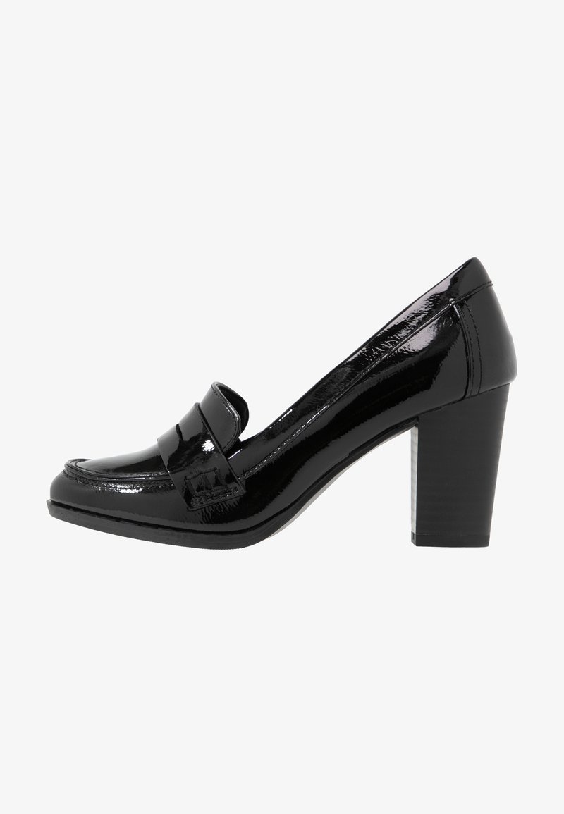 Mocassin pour femme en cuir verni noir avec un talon bloc et une bride sur le dessus, présenté de profil.