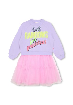 Liliowa bluza z napisem „Jedz tęczę na śniadanie” połączona z różową spódnicą z wielowarstwowego tiulu, przedstawiona na białym tle.