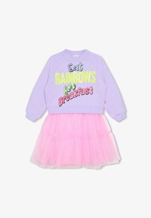 Liliowa bluza z napisem „Jedz tęczę na śniadanie” połączona z różową spódnicą z wielowarstwowego tiulu, przedstawiona na białym tle.