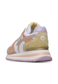 Baskets présentant un mélange de daim blanc, pêche, violet clair et beige. Logo étoile doré, talon rembourré et design de semelle superposée.