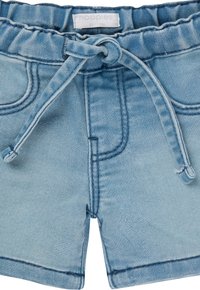 Jasnoniebieskie szorty dżinsowe z elastycznym paskiem w talii, z wiązaniem i kieszeniami z przodu. Charakteryzują się miękką teksturą i casualowym stylem.