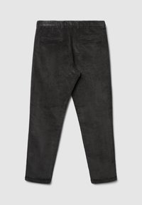Pantalons en velours côtelé noir avec une texture lisse, un design fuselé, des passants de ceinture et deux poches arrière. Style simple et fonctionnel.