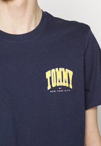 Tommy Jeans Triko s potiskem - dark blue