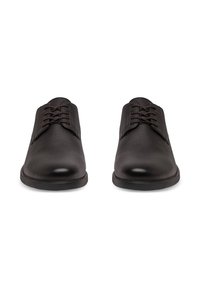 Mustast nahkkingad sujuva viimistlusega, ümarate varvastega ja kuue silmaga pitsimise disainiga. Omavad tasast kummist tallat ja peent tekstuuri.