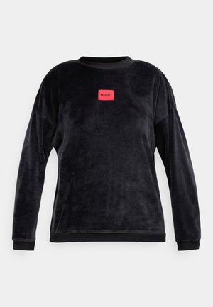 Sudadera de terciopelo negro con mangas largas, cuello redondo y logotipo rectangular rojo "HUGO" en el pecho. Presenta puños y dobladillo de canalé.