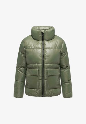 Chaqueta tipo plumón en verde oliva, con un cuello alto, cremallera frontal y dos grandes bolsillos en el pecho. Textura suave y ligeramente brillante.