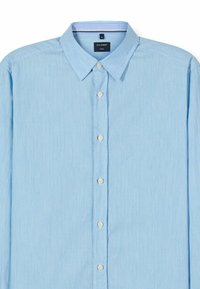 Hellblaues langärmliges Hemd aus weichem Stoff, mit einem Button-Down-Kragen, feiner vertikaler Struktur und fünf Knöpfen vorne.