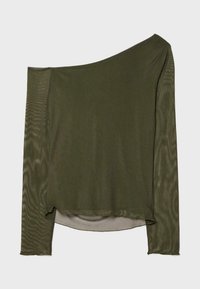 Olivengrøn, off-the-shoulder top med lange, gennemsigtige ærmer og en afslappet pasform. Stoffet virker let og har en glat tekstur.