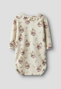 Body a maniche lunghe color beige con una texture morbida, caratterizzato da un motivo di scoiattoli in abiti e foglie, e un colletto arricciato.