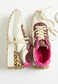 Sneaker con una combinazione di materiali beige, marroni e dorati metallici, con dettagli rosa e un design leopardato sul tallone.