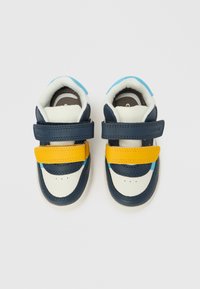 Adidași din piele bleumarin cu accente albe și galbene, cu detalii albastre, două curele cu Velcro și talpă texturată.