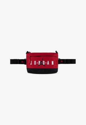 Mala de cintura vermelha e preta em material têxtil, com fecho de zíper, alça ajustável e grande logótipo "JORDAN" com emblema.