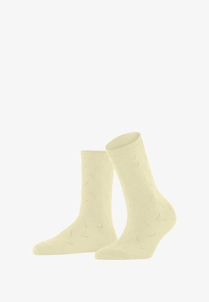 Paar hellbeiger, bis zur Mitte der Wade reichender Socken mit dezentem, gestricktem Blattmuster, vor weißem Hintergrund dargestellt.