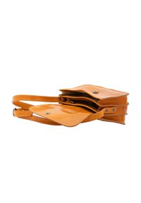 Borsa a tracolla gialla in pelle con più scomparti, texture liscia, chiusura a scatto e tracolla regolabile.