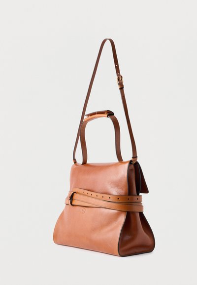 Sac à main en cuir marron avec un large détail de ceinture et deux sangles réglables, une poignée courte et une longue bandoulière.