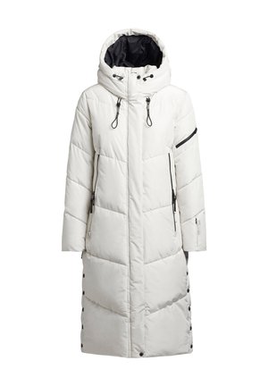 Abrigo largo y blanco acolchado con capucha, que presenta detalles en negro, bolsillos con cremallera y botones a presión a lo largo del costado. Tejido suave y texturizado.