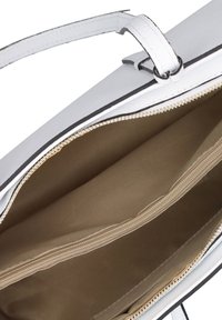 Borsa in pelle bianca con finitura testurizzata, dotata di chiusura a zip, foderatura interna beige e tasca con zip.