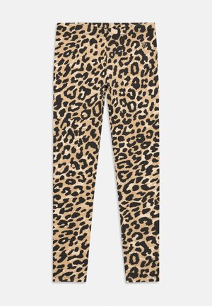 Beige og svart leopardmønstrede leggings med slim fit og en liten metallisk dekorasjon nær midjen på en hvit bakgrunn.