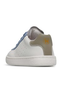 Sneaker bianca con superficie testurizzata, dettagli in suede blu, lati perforati e un tallone beige con un logo dorato. Suola in gomma.