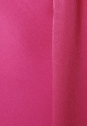 Tela de un brillante color rosa, con una textura suave, que presenta una superficie lisa y un ligero brillo, mostrando un diseño sin costuras.