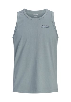 Camiseta de tirantes para hombre en azul claro sin mangas con pequeño logo "Jack & Jones" en la parte superior izquierda del pecho, cuello redondo y diseño sencillo.