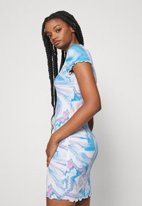 Vestido com padrão de mármore nas cores azul, rosa e branco. Design ajustado com mangas e bainha com leves frufrus. Feito de material liso e elástico.
