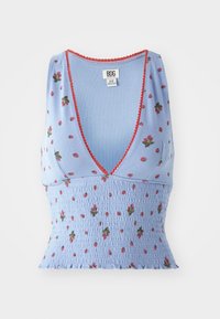 Ljusblå smockad crop-top med röd kant. Har en djup v-ringning och är mönstrad med små röda blommor och gröna blad.