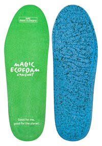 Vihreät ja siniset pohjalliset, joissa on teksturoitu pinta. Vihreällä puolella on valkoista tekstiä "MAGIC ECOFOAM COMFORT" ja logo. Sinisellä puolella on laikukas pinta.
