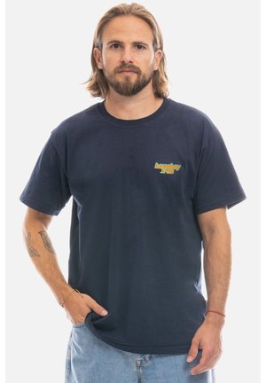 Dunkelblaues Baumwoll-T-Shirt mit kurzen Ärmeln, das auf der Brust ein kleines, buntes "homeboy"-Logo aufweist und einen lässigen Schnitt hat.