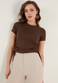 LELA SLEEVE - T-shirt print - brown