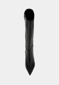 Stivale alto in pelle nera con punta affusolata, texture liscia e chiusura con zip sul retro. Design verticale, silhouette elegante.