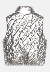 Gilet metallico argento con colletto alto, caratterizzato da un design trapuntato e motivi angolati. Texture liscia con una finitura elegante.