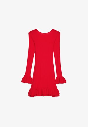 Rød ribbet kjole med lange ærmer og flagrende manchetter. Har en rund halsudskærning og flæset kant. Glat tekstur, tætsiddende design.