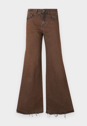 Brune vide jeans med rå kant, med fem lommer og metal hardware. Stoffet ser litt slitt ut, noe som fremhever tekstur og detaljer.