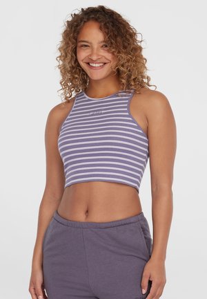 Fialovo-biela pruhovaná crop top s rebrovou textúrou, s okrúhlym výstrihom a tenkými ramienkami, skombinovaná so šedými teplákmi.