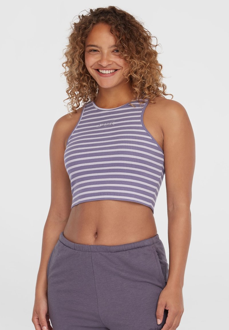 Fialový a bílý pruhovaný crop top s žebrovanou strukturou, s kulatým výstřihem a tenkými ramínky, doplněný šedými tepláky.