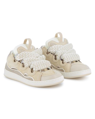 Baskets beige avec une tige en daim, des accents texturés et des lacets tissés. Elles présentent un bout arrondi et une semelle en caoutchouc flexible.