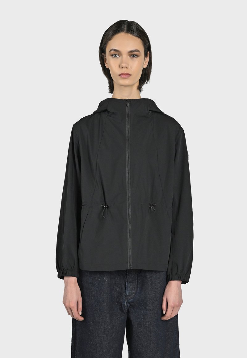 Giacca leggera nera con cappuccio, zip frontale e coulisse regolabile in vita. Caratterizzata da polsini elasticizzati e una texture liscia.