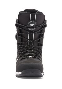 Čierna snowboardová topánka s vystuženou špičkou, gumovou podrážkou a bielym šnurovaním. Obsahuje logo DC a viacvrstvovú textúru. Systém nastaviteľného obutia.