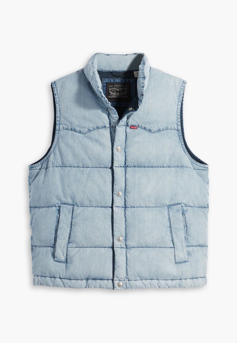 Gilet en denim bleu clair avec un col haut, des boutons-pression et deux poches latérales. Présente une texture matelassée et le logo Levi's sur la poitrine.