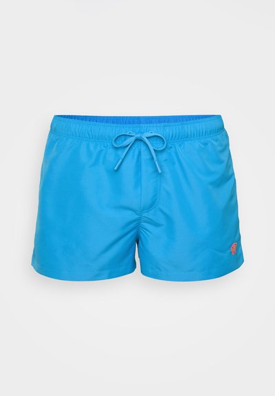 Calções de banho azuis com uma cintura elástica e cordão, apresentando um pequeno logotipo vermelho na lateral. Tecido suave e leve, com comprimento até metade da coxa.