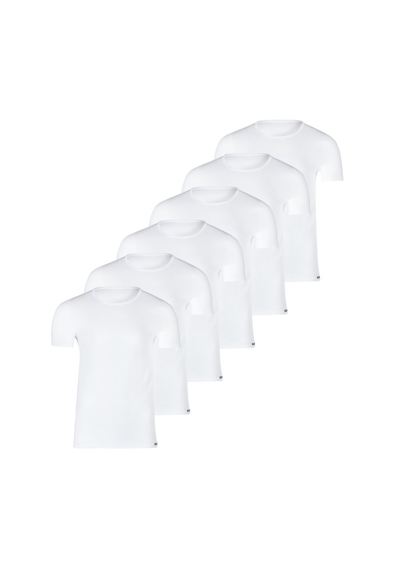 Set van zes eenvoudige witte t-shirts, korte mouwen, ronde hals, gemaakt van zachte stof, met een klein logo aan de onderkant van de linkermouw.