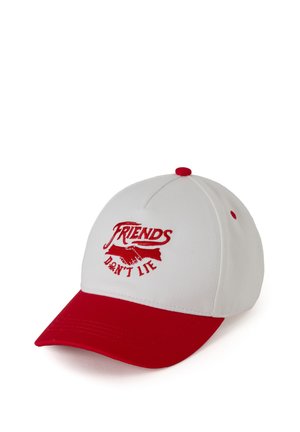 Gorra de béisbol blanca y roja con costuras rojas, con el dibujo de dos manos estrechándose y el texto "Los amigos no mienten" en el frente.