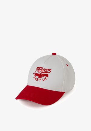 Casquette de baseball blanche et rouge avec couture rouge représentant deux mains qui se serrent et le texte "Les amis ne mentent pas" à l'avant.