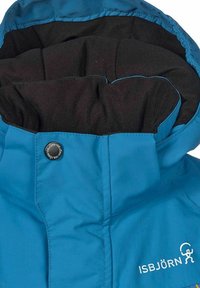 Giacca isolante blu con fodera in pile nera, colletto alto e dettaglio con bottoni, con il nome del marchio "ISBJÖRN" sul davanti.