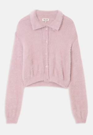 Cardigan court rose avec une texture duveteuse, fermeture à bouton sur le devant et col. Manches longues se resserrant aux poignets.