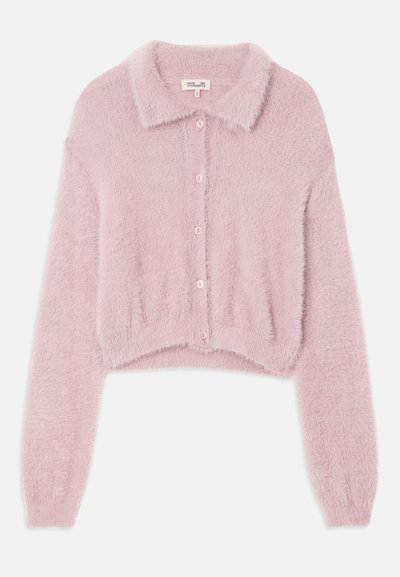 Ružový skrátený kardigán s chlpatou textúrou, predným zapínaním na gombíky a límcom. Dlhé rukávy sa zužujú na zápästiach.