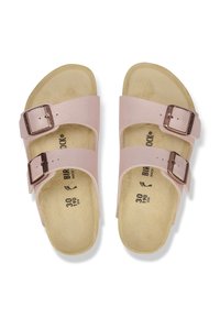 Sandalias rosas de dos correas con parte superior texturizada, hebillas de metal ajustables y plantilla suave en beige. Adecuadas para el uso casual.