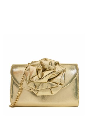 Złota metaliczna kopertówka z dużym detalem w postaci różanej tkaniny na przodzie i złotym łańcuszkiem na ramię.